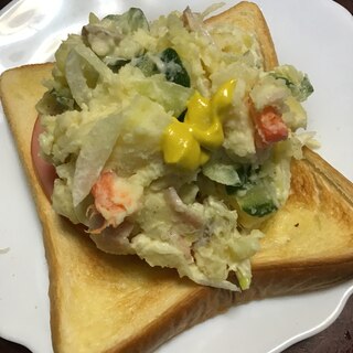 ウド入り野菜たっぷりポテトサラダのハムサンド。